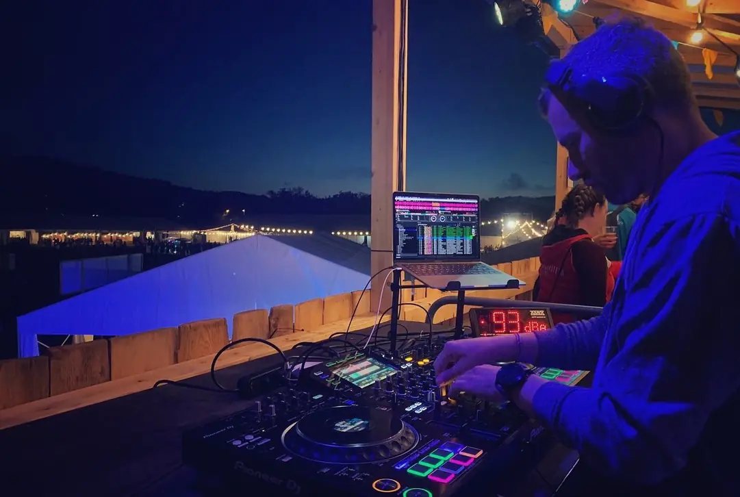 ElooPhunk DJ – dein erfahrener DJ für Hochzeiten, Geburtstage, Firmenfeiern, Club-Gigs und private Events