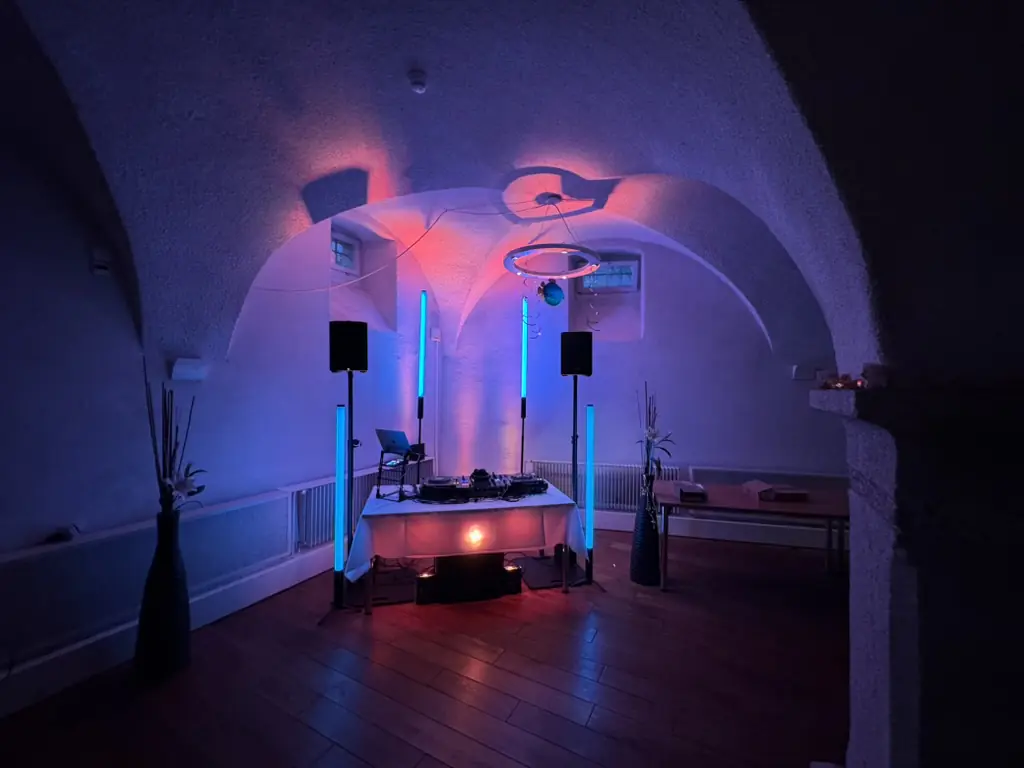 ElooPhunk DJ – dein erfahrener DJ für Hochzeiten, Geburtstage, Firmenfeiern, Club-Gigs und private Events