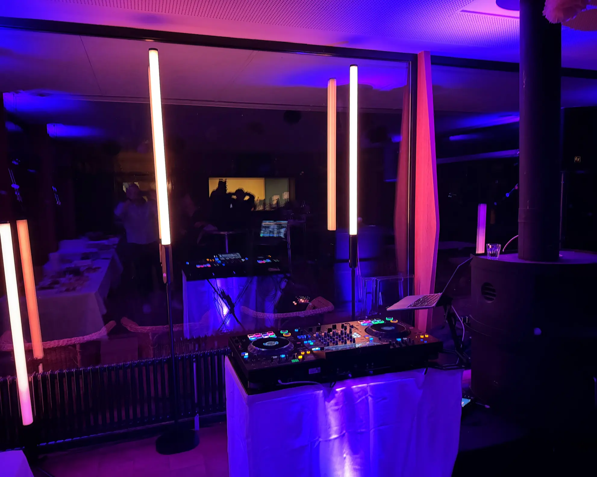 ElooPhunk DJ – dein erfahrener DJ für Hochzeiten, Geburtstage, Firmenfeiern, Club-Gigs und private Events