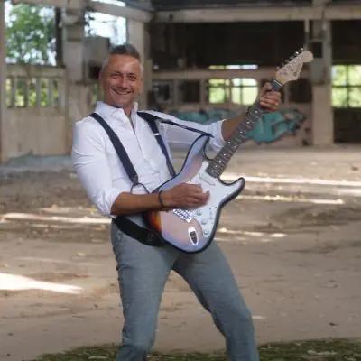 Fröhlichkeit und Abwechslung auf der Bühne, das ganze mit top musikalischer Qualität, garantiert dir einen Top Abend!