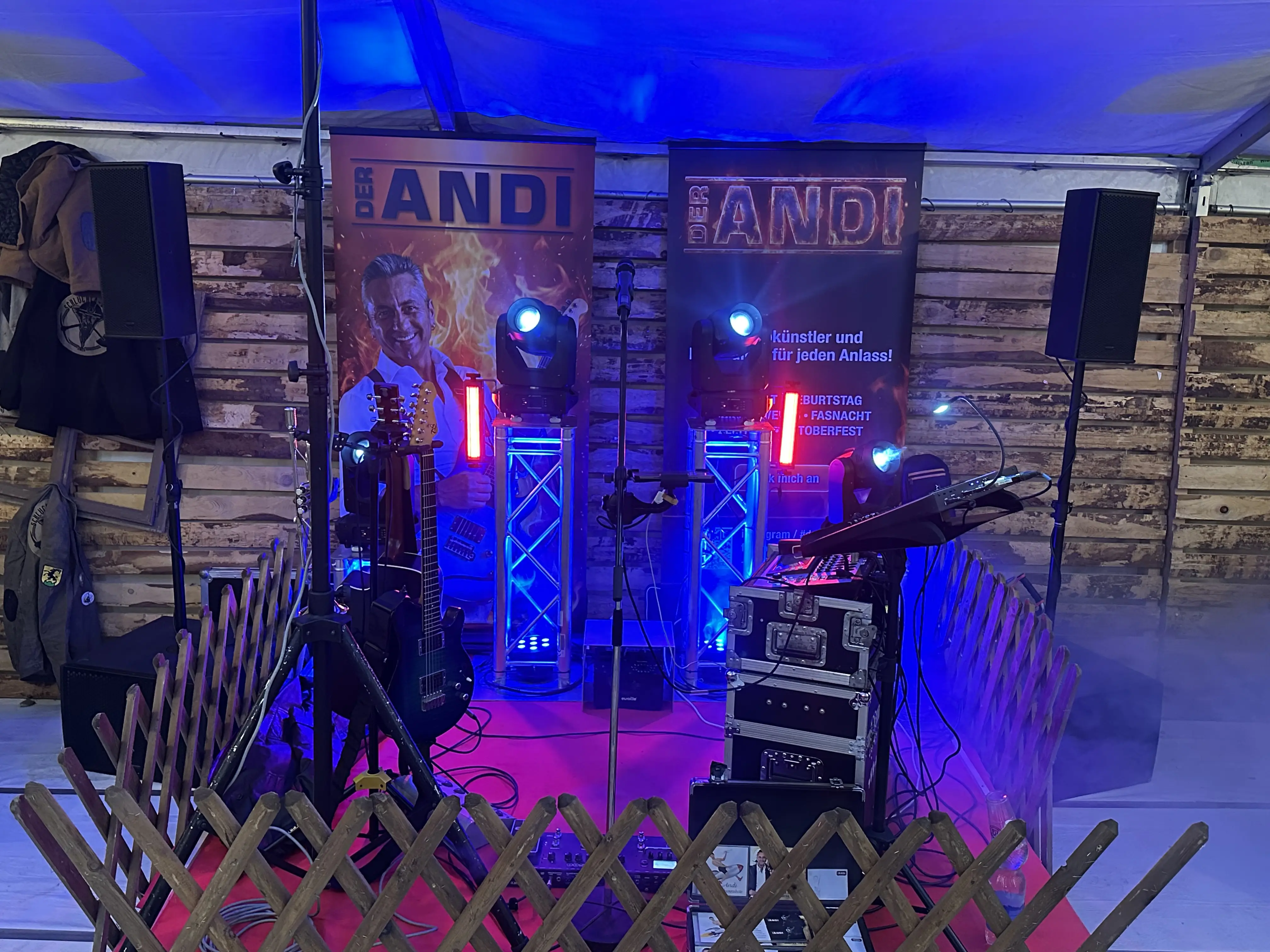 Fröhlichkeit und Abwechslung auf der Bühne, das ganze mit top musikalischer Qualität, garantiert dir einen Top Abend!