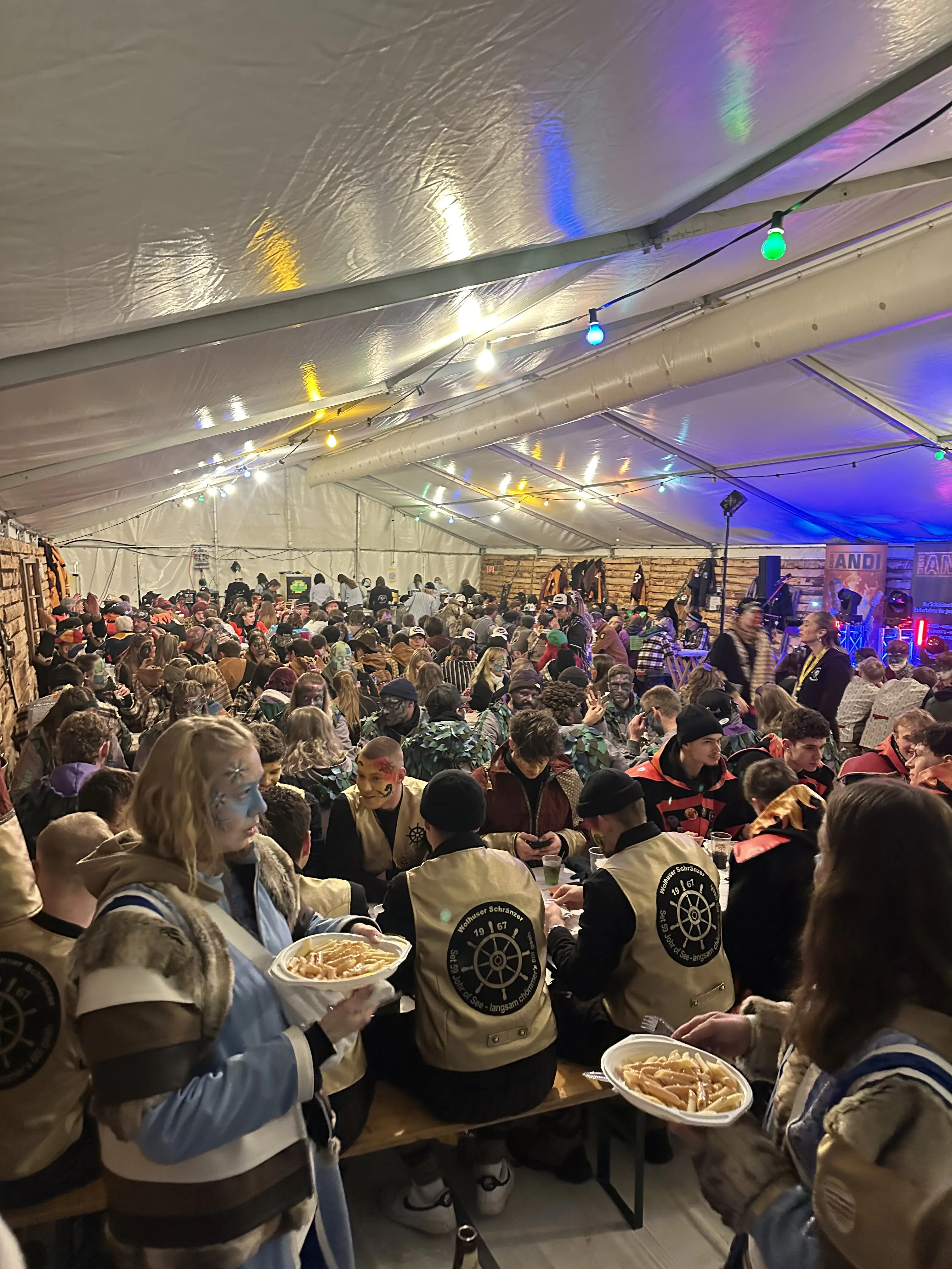 Fröhlichkeit und Abwechslung auf der Bühne, das ganze mit top musikalischer Qualität, garantiert dir einen Top Abend! - Photo 7
