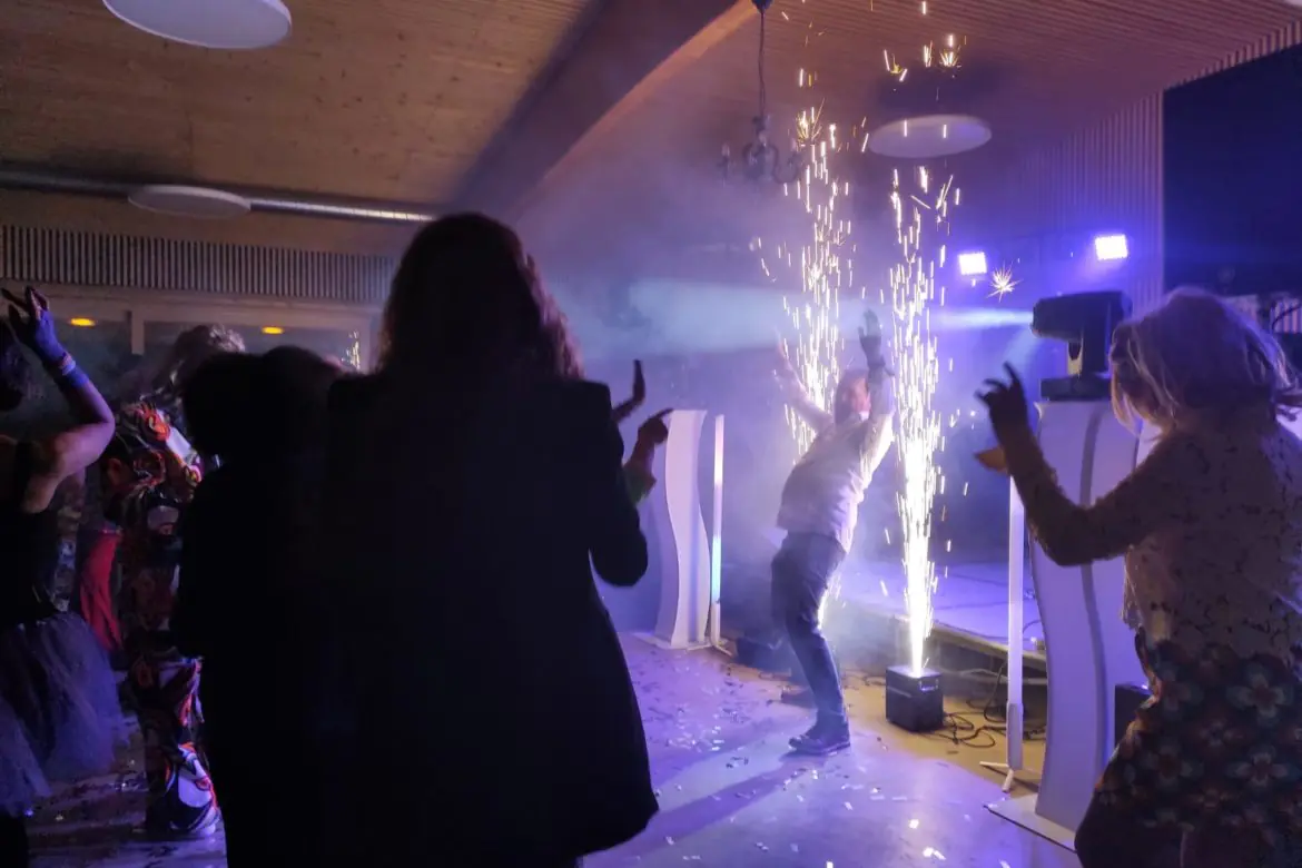 Mariage, évènement d'entreprise, soirée privée ou régie son & lumière. Un service musical au gré de vos envies ! - Photo 7
