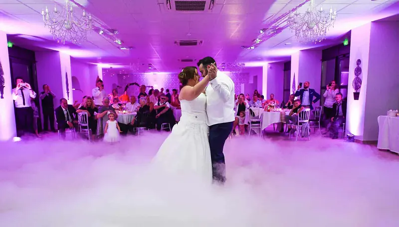 Mariage, évènement d'entreprise, soirée privée ou régie son & lumière. Un service musical au gré de vos envies !