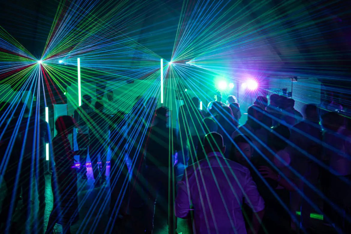 Mariage, évènement d'entreprise, soirée privée ou régie son & lumière. Un service musical au gré de vos envies !