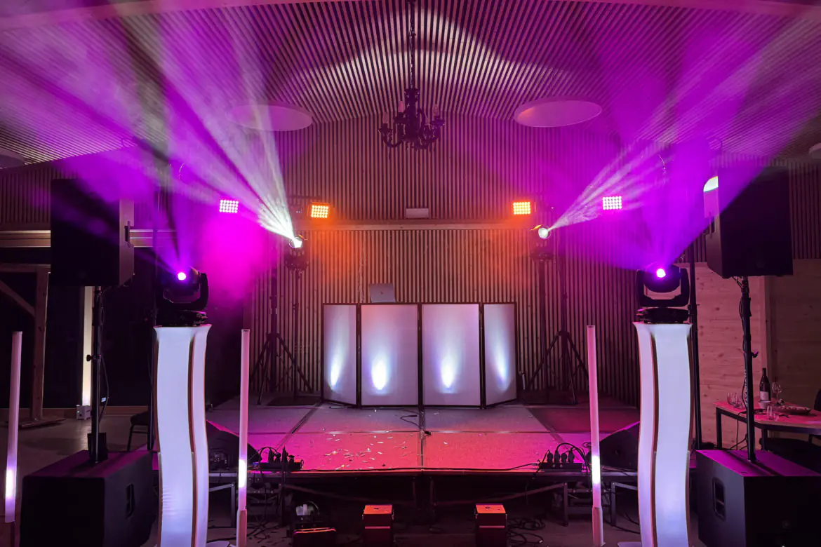 Mariage, évènement d'entreprise, soirée privée ou régie son & lumière. Un service musical au gré de vos envies !