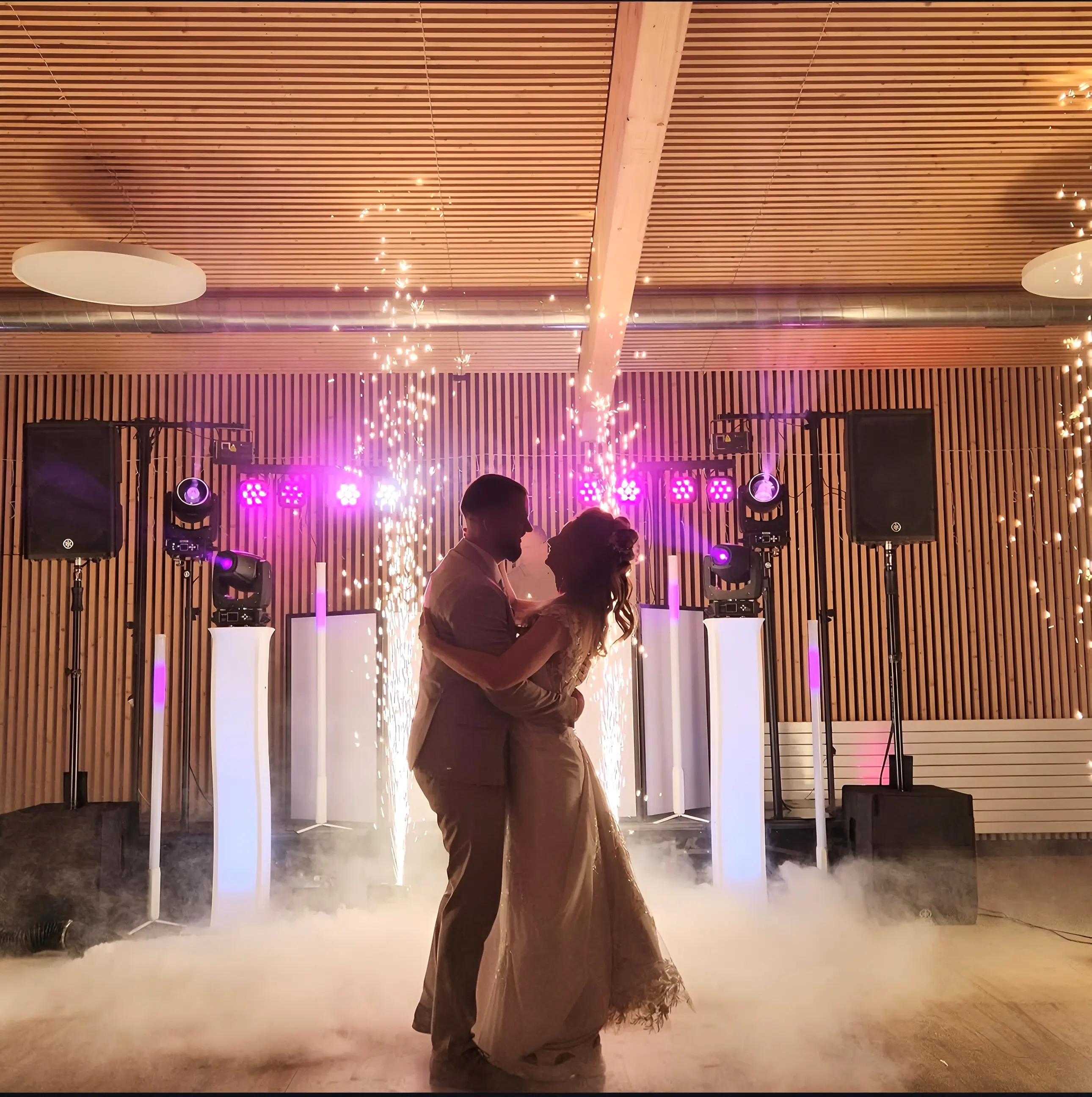 Mariage, évènement d'entreprise, soirée privée ou régie son & lumière. Un service musical au gré de vos envies !