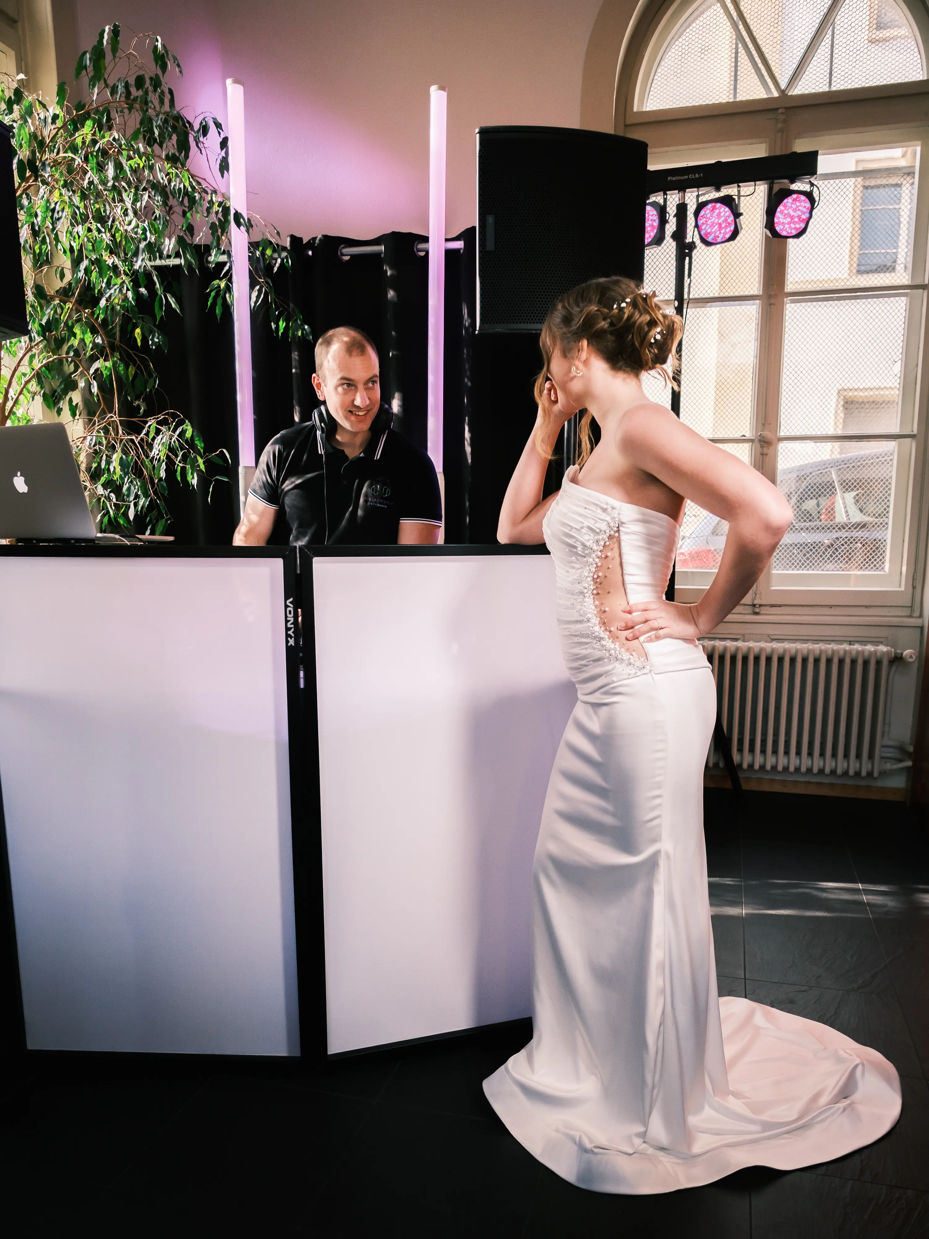 Mariage, évènement d'entreprise, soirée privée ou régie son & lumière. Un service musical au gré de vos envies !