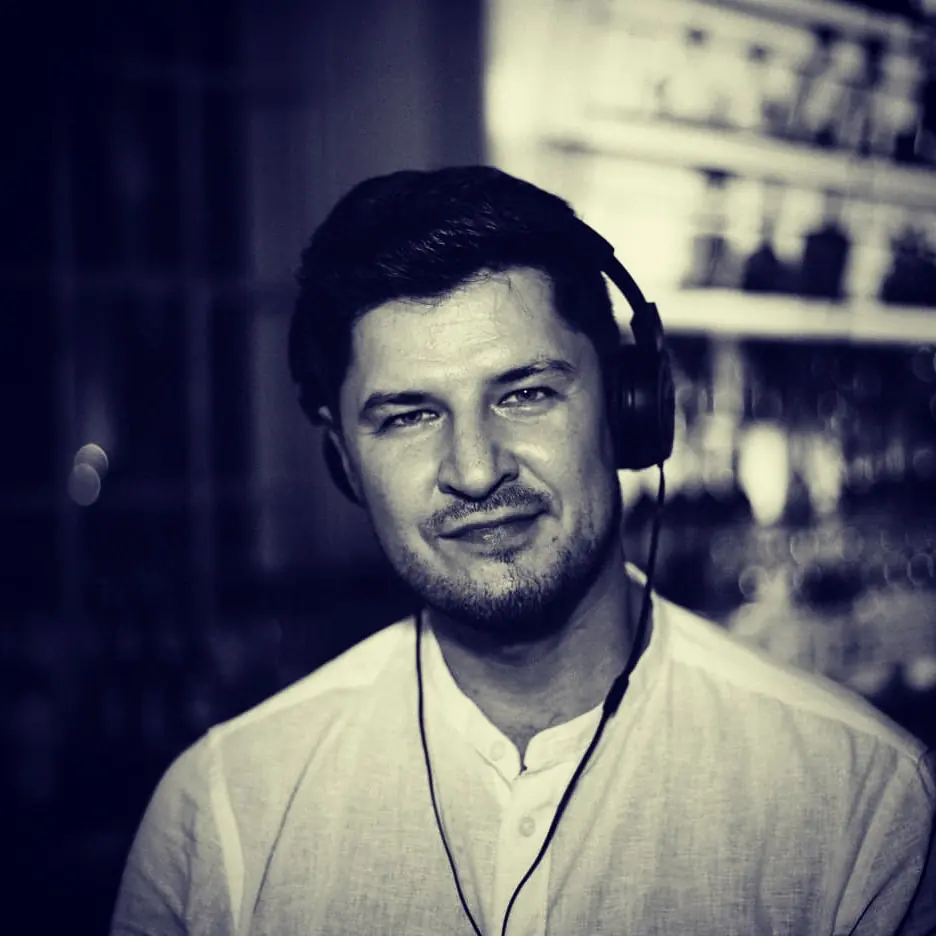 Als erfahrener DJ biete ich Ihnen den passenden musikalischen Rahmen für Ihre Veranstaltung – individuell abgestimmt, st