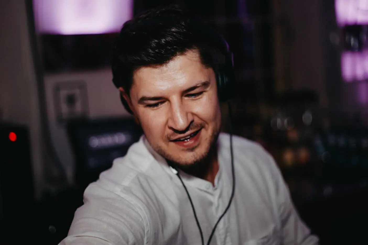 Als erfahrener DJ biete ich Ihnen den passenden musikalischen Rahmen für Ihre Veranstaltung – individuell abgestimmt, st