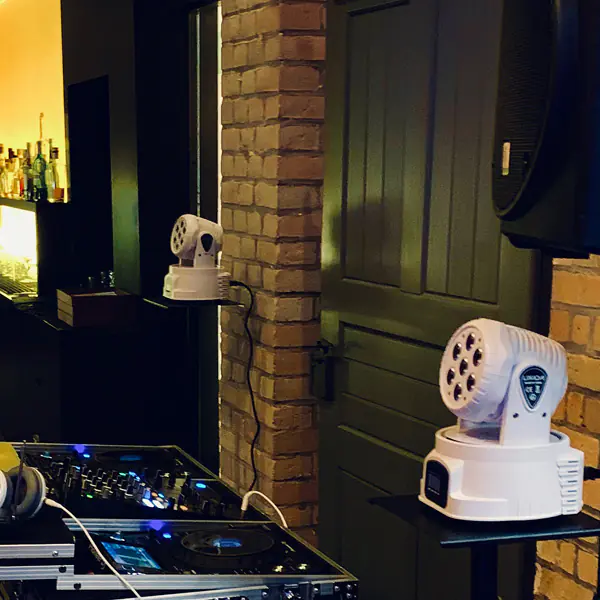 Als erfahrener DJ biete ich Ihnen den passenden musikalischen Rahmen für Ihre Veranstaltung – individuell abgestimmt, st