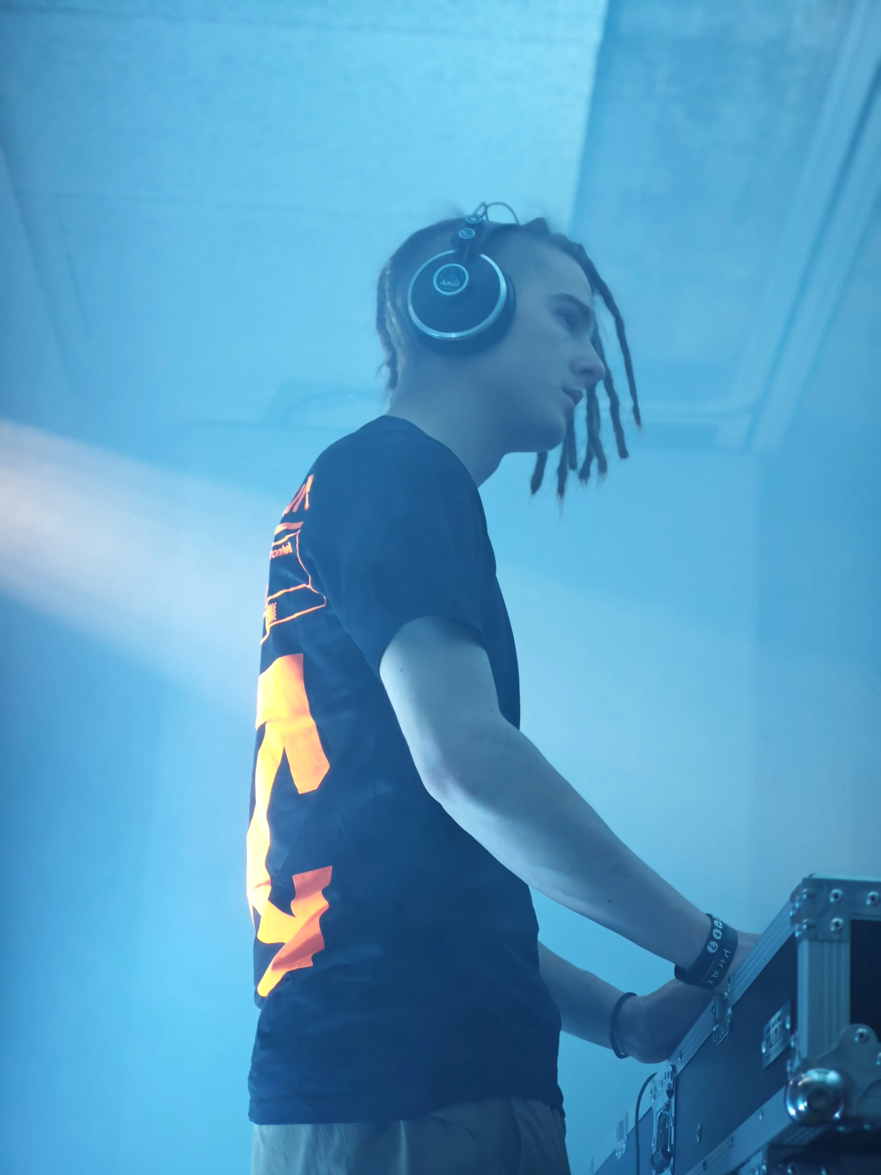 DJ Yahia legt EDM (Tanzmusik) auf mit Texten, die christliche Werte repräsentieren