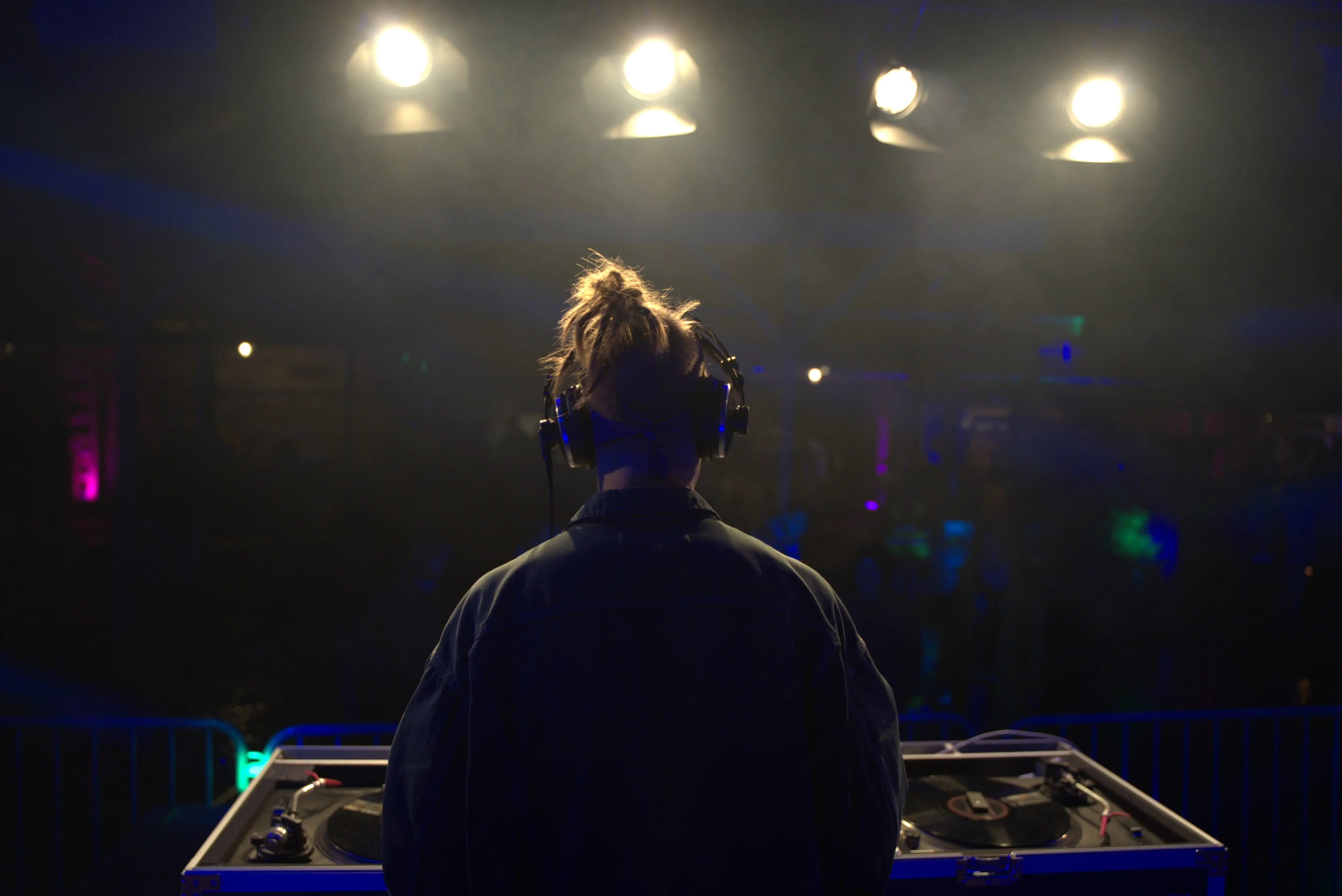 DJ Yahia legt EDM (Tanzmusik) auf mit Texten, die christliche Werte repräsentieren